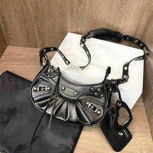 Sac de moto fourre-tout demi-lune de designer de luxe pour femme Sacs à main en relief Crocodile classiques Sac à main à bandoulière LE CAGOLE Pochette Pochette Sacs à bandoulière vintage Sac à main