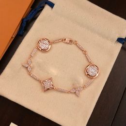 Diseñador de lujos Pulsera de la suerte Mujeres clásicas Brazaletes de hierba espumosa Política Moda Hebilla Amor Pulseras con dijes Estilo casual Pareja Hombre Cadena buena agradable