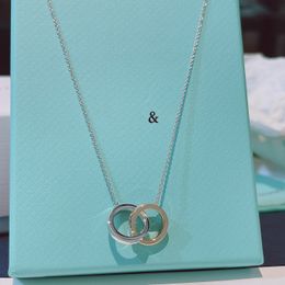 Luxurys Designer Collier classique double anneau colliers lettres exquis haut de gamme personnalité de la mode tendance hommes et femmes rose or ruban cadeau d'anniversaire bon sympa