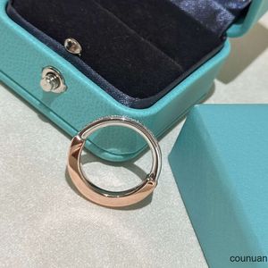 Bague de créateur de luxe pour femmes, séparation des couleurs, mode et exquise, anneaux d'amour en U, bande tendance, simple, bicolore, style de personnalité, bijoux, cadeau de vacances