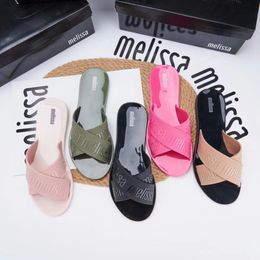 Luxurys Designer Sandals Melissa Sign Flat Sandal de alta calidad para mujer Pantallas de mocasines zapatillas de tendencia rosa zapatillas de jalea de playa de verano