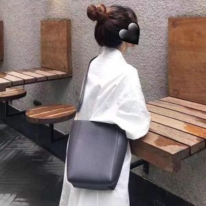 Luxurys Designer sangle bucket bag, handtassen casual stijl, eenvoudig en veelzijdig, comfortabel eerste laag kalfsleer, zachte en c-tassen slijtvast 18 * 25 cm