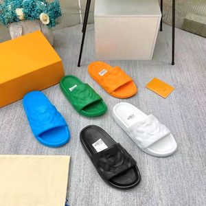 Lujos Zapatos de diseñador Waterfront Slipper Casual para mujer en relieve Black Lady Sandalia de goma Blanco Al aire libre Diapositiva plana Moda para hombre Summer Beach Sliders Mule Caja de regalo