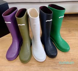 Luxurys Designer Bout carré Femmes Rainthick Talon Semelle épaisse Bottes longues Fashionmen Femmes Bottes en caoutchouc Nouvelles chaussures de pluie imperméables et antidérapantes