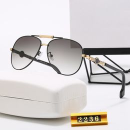 Luxurys Designer lunettes de soleil pour hommes femmes classique extérieur lunettes de soleil hommes lunettes de soleil pilote lunettes de soleil étroite métal cadre verre de soleil 2212234QS