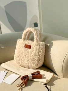 Luxurys Designer ugg embrayage Crossbody Totes Épaule Laine polaire teddy femmes mens Mode MINI sac Pour garder au chaud week-end sacs à main panier de luxe portefeuilles de voyage doux