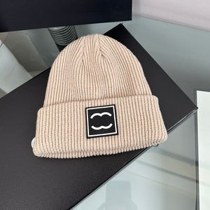 Diseñador de lujos Gorro de punto de invierno Sombrero de lana Marca Letras dobles para mujeres Punto grueso Grueso Cálido Piel sintética Pom Gorros Sombreros Mujer Bonnet Beanie Caps 24 colores