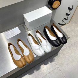 Luxurys Designer Femmes Chaussures décontractées maisons en cuir Margiela Tabi Ballet MM6 Chaussures habillées de mouton Sandale Plateforme de gym