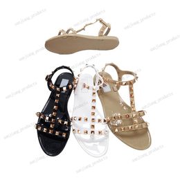 Luxurys Designer Femmes Slipper Sandale Slide Rubber Rivet Rivet Sandale Chaussure plate noir Sexy Sexed Lady Flat Mans Sliders Summer Beach Loafer Outdoor Mule Gift Girl