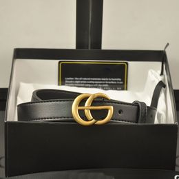 Cinturón de diseñador para mujer Cinturones de piel de vaca de lujo Diseño de letras Cinturón de mujer Hebilla lisa clásica 4 colores muy bueno
