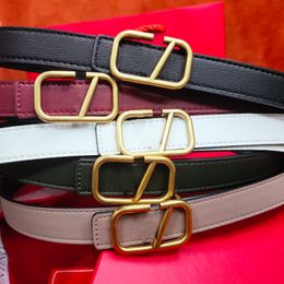 Diseñadores de lujo Cinturones Tendencia Modas Cinturón Longitud estándar Letras doradas Cinturón de cuero fino Talla única Moda para hombres y mujeres 5 colores Hebilla suave Buena