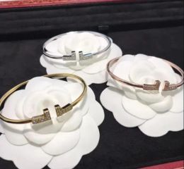 Luxurys Designers armband Dames Bedelarmband Trend mode bezaaid met diamanten hoogwaardige armbanden boetiek geschenk sieraden goed mooi mooi
