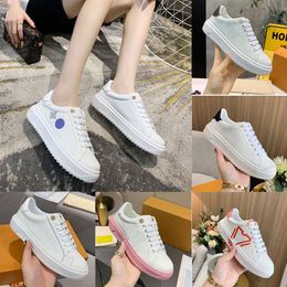 Luxurys Designers Casual Chaussures Femmes Time Out Sneaker Low cuir de veau blanc Treaded Rubber Outsole Imprimé Formateurs taille 35-40 xOlM #