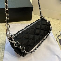 Luxurys Designers en forme de baril Hobo Bag femme 2022 nouvel été poignée sacs fourre-tout en nylon tissu cylindre chaîne sac à bandoulière diamant treillis cartable