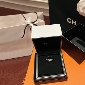 Luxurys Designers Ring 925 sterling zilver 18k verguld Volledige diamanten verlovingsringen voor dames Mode Paar Sieraden Letter cadeau Ruit Ring Sieraden cadeau