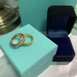 Роскошные дизайнерские кольца Классические роскошные кольца из розового золота для влюбленных женщин ювелирные изделия Универсальные украшения Свадебный подарок для влюбленных Anniversar271A