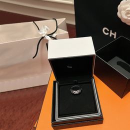 Luxe Ontwerpers Ring Volledige diamanten verlovingsringen voor vrouwen Mode Paar Sieraden Brief cadeau Party Goud en Verzilverd Ruitring