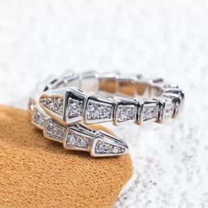 Luxurys Designers sonnent des anneaux plaqués en argent pour femmes anneaux de motif de serpent ouvert faciles à déformer les anneaux d'os complet Gift de haut niveau diamant