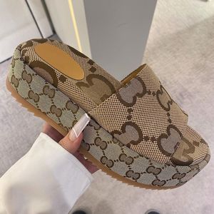 Sandalias de diseñador Mujeres zapatillas gruesas Soled sin deslizamiento de moda suave de moda para el hogar Sobre las mujeres usan chanclas de playa 35-44