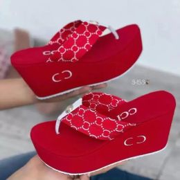 2023 Fashion Sandals platte slippers met zomer buiten vloer glijbaan wig sandalen dame letters cowboy klassiek vrouwen strandschoenen 36-43
