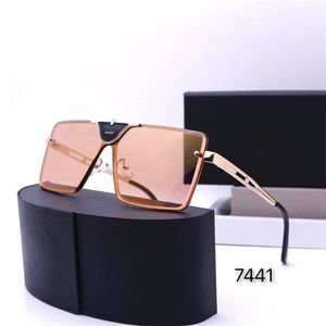 Luxurys Designers Sunglass Femmes Mode Triangle Lettres Lunettes de soleil Unisexe Casual Trendy Golden Full Frame Adumbral pour les vacances d'été