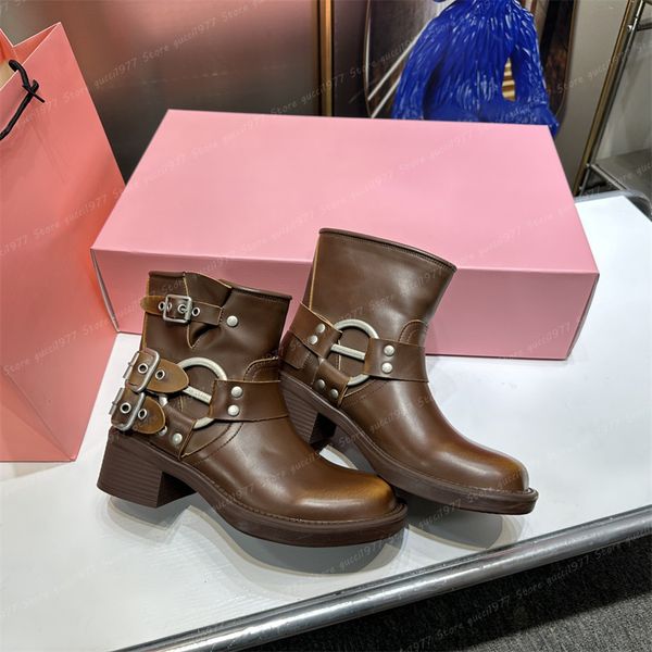 Diseñadores de lujo Botas de mujer Botas altas de plataforma alta Estilo Y2K Bota de motorista de cuero marrón Punta redonda Tacón grueso Martin Botas Cinturón Hebilla Zapatos de ajuste