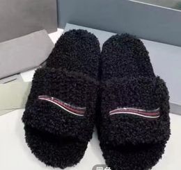 Diseñadores de lujo Mujeres Damas Zapatillas de lana Negro Blanco Azul Diapositivas Invierno Oeste Letras cálidas Sandalias Cómodas Fuzzy