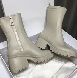 Diseñadores de lujo Mujeres Botas de lluvia Inglaterra Estilo Impermeable Welly PVC Lluvias de agua Zapato Cremallera Vintage Square Head Zapatos Moda Rodilla-Alto Martin Boot66886