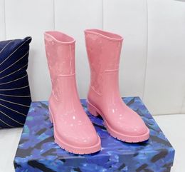Diseñadores de lujo Mujeres Botas de lluvia Estilo Inglaterra Impermeable Welly Goma Agua Lluvias Zapatos Tobillo Botín Botines 02091156108