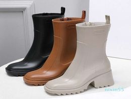 Diseñadores de lujo Mujeres Botas de lluvia Estilo Inglaterra Impermeable Welly Goma Agua Lluvias Zapatos Tobillo Botín Botines 544