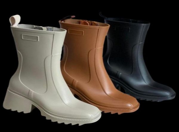 Diseñadores de lujo Botas de lluvia de mujeres Inglaterra impermeable Welly Welly PVC Rains de agua Zapatera Cabeza cuadrada Vintage Fashion KN7805980