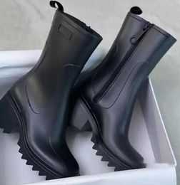 Luxurys Designers Femmes Bottes de pluie Welly Rubber Water Rains Chaussures Bottines Bottines