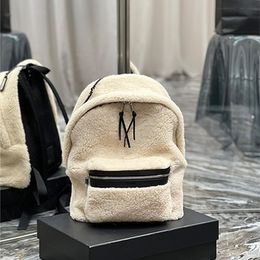 Luxurys Designers y Mochila de lana de cordero FW Moda blanco Fluffy Bag bolso de mujer viajes vacaciones semana y bolsos Triángulo Mochilas de gran capacidad
