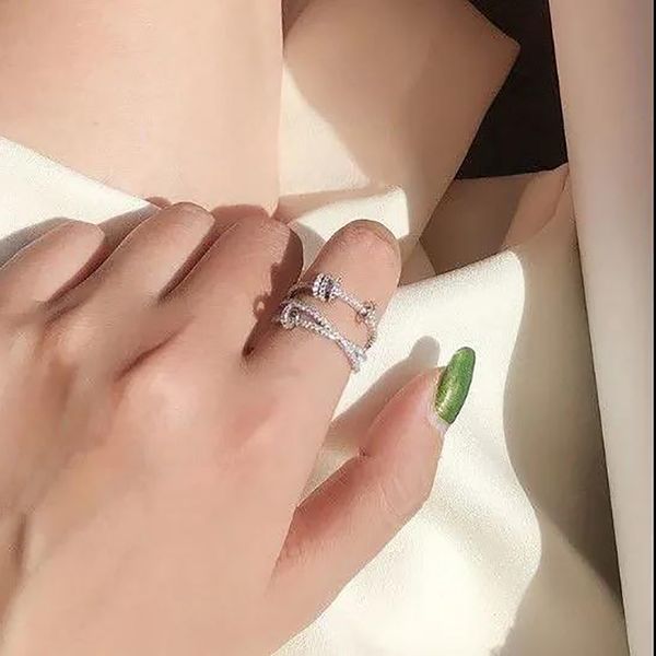 Lujos Desingers Anillo Índice Anillos de dedo Moda femenina Personalidad Ins Diseño de nicho de moda Tiempo para correr Anillo de celebridades de Internet Elegante con mujer Buena Niza AAA