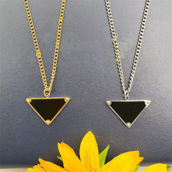 Luxe Bijoux Charme Vente Pendentif Colliers Mode pour Homme Femme Triangle Inversé Lettre Designers Marque Bijoux Hommes Femmes À La Mode Personnalité Clavicule Chaîne