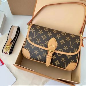 Luxurys M45985 Sac à bandoulière Diane Hommes Véritable Cuir M46386 Sacs à main classiques Fourre-tout Embrayage Femmes Designer Sac Baguette Sacs à main Flip Duffel Crossbody Enveloppe Sacs