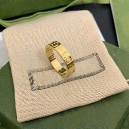 Luxurys nagelring heren ringringen ontwerper mode titanium staal gegraveerde letter patroon ontwerper ring verlovingsring grootte 5-10 ringen voor vrouwen groothandel