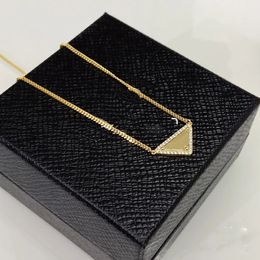 2023 luxes vente pendentif colliers mode pour homme femme 48cm triangle inversé designers marque bijoux hommes femmes haute qualité 19 modèle en option avec boîte