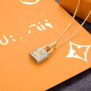 Luxurys Vente Pendentif Colliers Mode pour Homme Femme Triangle Inversé Lettre Designers Marque Bijoux Hommes Femmes Personnalité À La Mode Clavicule Chaîne5