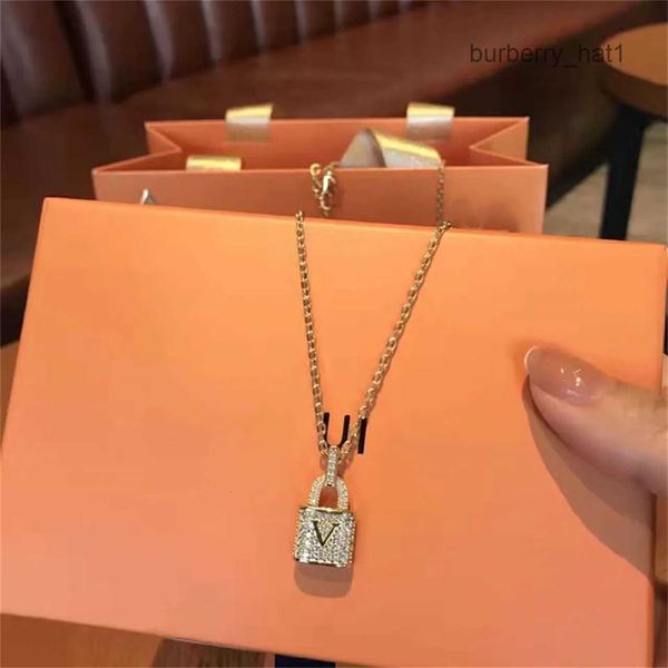 Luxurys Sale Colliers de pendentif Fashion For Man Woman Inversed Triangle Lettre Designers Brand Bijoux Mens Mens Personnalité Tenche Chaîne de clavicule
