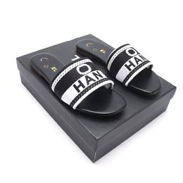 Sandalia de canal para hombre Luxurys Designer 4 colores para mujer Mule Zapatillas Chica Nuevo Flat Sliders Black White Walk Zapatos casuales Tamaño 35-40 Sandale Slide Piscina de verano Regalo Mocasín