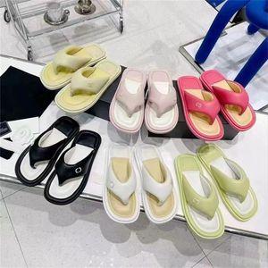 Luxurys Kleine geurige wind slippers brood flip-flops zomer nieuwe stijl vierkante kop clip teen schattig mollig toot casual vrouwelijke cloud serie