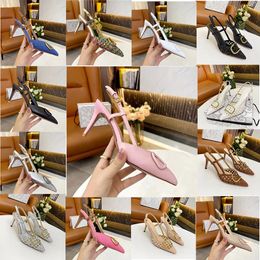 Sandales de luxe pour femmes Boucle en métal Bout pointu Stileto Talons hauts Chaussures simples Slingback Classics Designer Cuir Dames Sexy Mode Rivets Mariage Avec Boîte 35-42