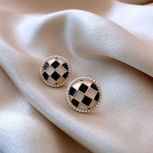 Pendientes de tablero de ajedrez de perlas Luyi para mujer, pendientes de lujo ligeros avanzados con pendientes de temperamento individualizados y de nueva moda
