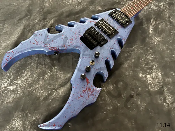 Lvybest se puede personalizar guitarra eléctrica en forma de V metálico azul plateado con manchas de sangre piezas negras Rock Tremolo 24 trastes rojo