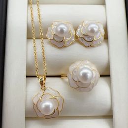 Ensemble de bijoux en perles arrivés avec des boucles d'oreilles et des anneaux et anneaux de collier et de perle d'eau douce à 100% en or 140%.
