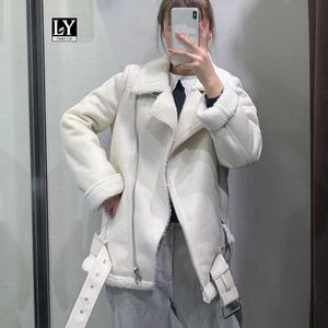 Ly varey lin vrouwen beige bont faux lam lederen jas jas met riem draai de kraag winter dikke warme rits oversized 210526