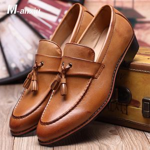 M-anxiu Hombres Zapatos Moda Cuero DoCasual Borlas planas Slip-On Driver Vestido Mocasines Punta estrecha Mocasín Zapatos de boda