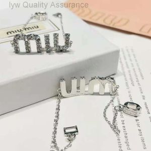 M Family Designer Miumiu-armbanden Letter Volledige diamanten armband Verkoperd platina met dubbele stalen stempels Luxe hoogwaardige vrouwelijke handkleding