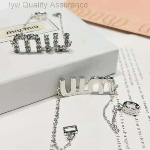 M Family Designer Miumiu Bracelets Lettre Plein Diamant Bracelet Cuivre Plaqué Platine Avec Double Timbres En Acier Luxueux Haute Qualité Femme Handwear